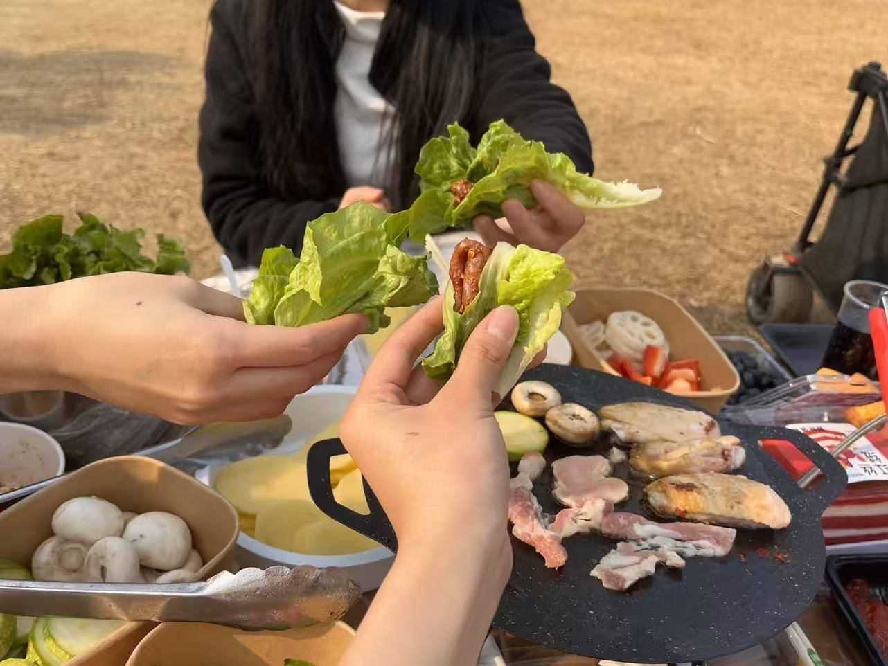 新、围炉煮茶走俏成都户外又“忙”起来了澳门新葡京网站冬季露营升温！取暖装备上(图2)