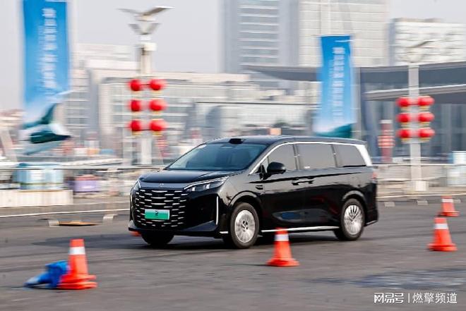 “家庭头等舱”MPV 2026款夏澳门新葡京解决家庭出行痛点 试驾(图11)